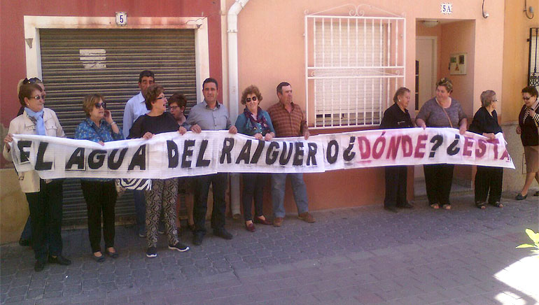 La Agrupacin de Regantes del Raiguero protestan ante la consejera de Agricultura